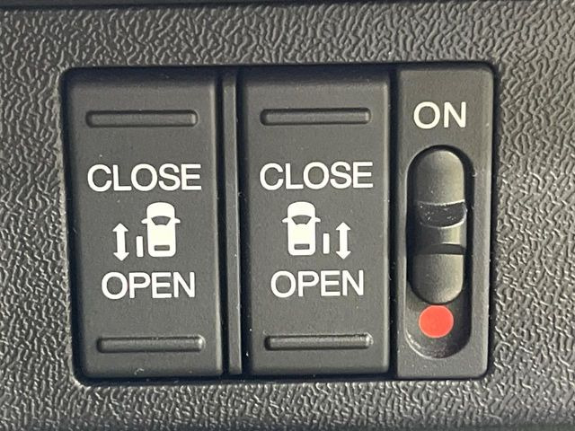 【両側パワースライドドア】スマートキーや運転席のスイッチで後席両側スライドドアの開閉が可能♪電動だから力を入れてドアを開ける必要が無く、小さなお子様でも簡単に開け閉めでき快適です♪