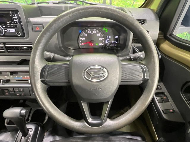 インテリアに合わせたデザインのステアリングは、運転される方のことも考え、運転しやすい形状、大きさです。是非一度、実際に触ってお確かめください。