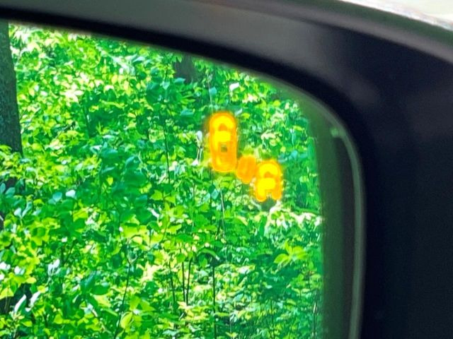 �y�u���C���h�X�|�b�g���j�^�����O�z���s���A�h�A�~���[�̎��p�ɂȂ�₷���ӏ��Ɍ㑱�Ԃ��ڋ߂���ƃT�C�h�~���[�t�߂Ɍx����\���A�h���C�o�[�ɒ��ӊ��N�����Ă���܂��B