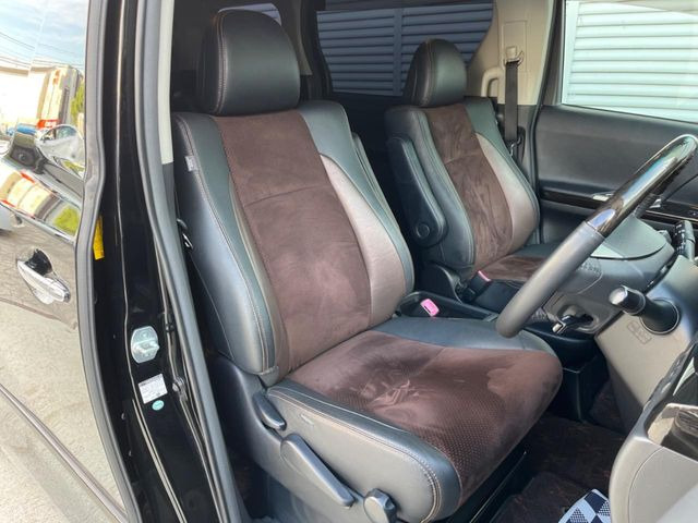 【ハーフレザーシート】高級感と座り心地を両立した人気のシート♪背面・座面のファブリック素材は、通気性の良さや滑りにくさに優れています。気温や服装に左右されず快適にお乗りいただけます。