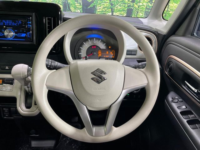 �C���e���A�ɍ��킹���f�U�C���̃X�e�A�����O�́A�^�]�������̂��Ƃ��l���A�^�]���₷���`��A�傫���ł��B�����x�A���ۂɐG���Ă��m���߂��������B