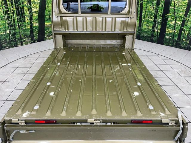 積み下ろしのしやすいデッキにはたっぷりと荷物を積み込んでいただけます。遊びから仕事まで、様々なシーンで頼れます♪