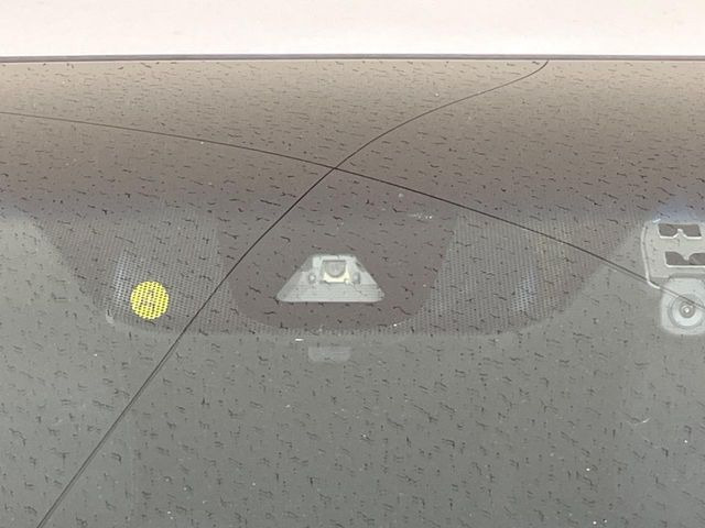 【ホンダセンシング】走行中に前方の車両等を認識し、衝突しそうな時は警報とブレーキで衝突回避と被害軽減をアシスト。より安全にドライブをお楽しみいただけます。