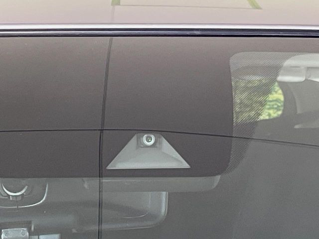 【インテリジェントエマージェンシーブレーキ】フロントカメラで前方の車両や歩行者を検知。衝突しそうな時は衝突被害軽減ブレーキが作動、衝突回避をサポート。より安全にドライブをお楽しみいただけます。