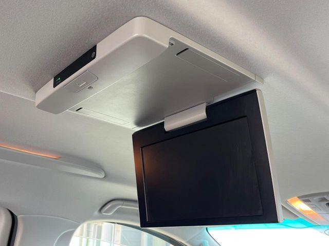 【フリップダウンモニター】大画面モニターで後席でもエンタメをお楽しみいただけます。小さなお子様にも大人気の装備です♪
