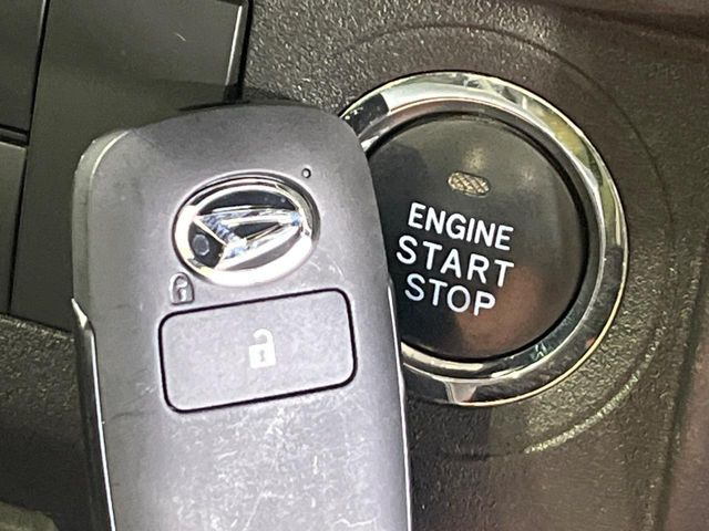 【キーフリーシステム】カバンやポケットに入れたままでもドアの施錠・解錠が可能なスマートキーを装備。エンジンのオン・オフ時もカギを取り出す必要が無いからとっても便利です♪