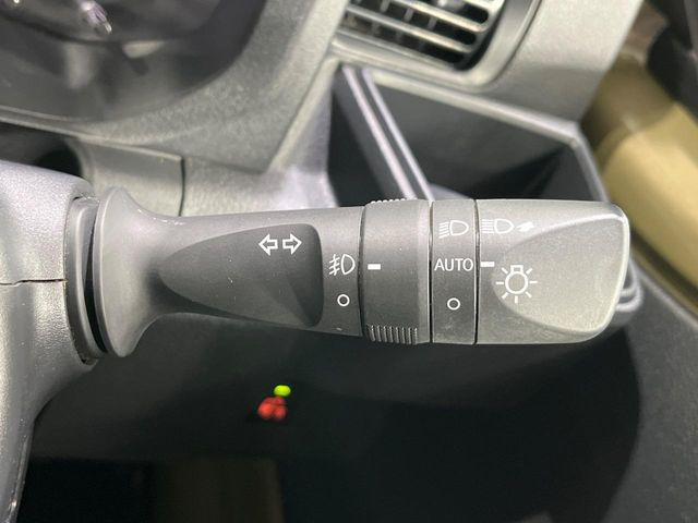 【オートライト】周りの明るさに応じて自動でヘッドライトの点灯・消灯ができる機能です!ライトの付け忘れ・消し忘れなどが無くなり、雨の日や夕方の走行も安心!トンネル通過時も便利ですね♪