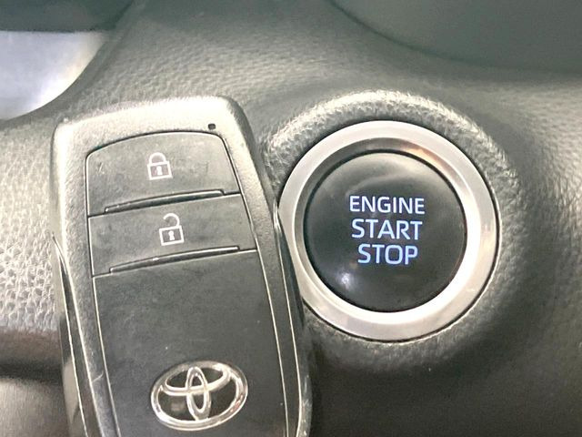 【スマートキー】カバンやポケットに入れたままでもドアの施錠・解錠が可能なスマートキーを装備。エンジンのオン・オフ時もカギを取り出す必要が無いからとっても便利です♪