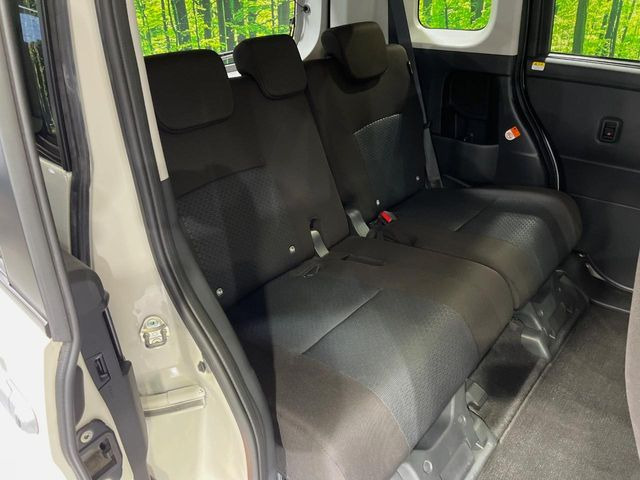 広々とした2列目シートは居住性が高く、居心地も快適!友達や家族とのお出かけにぴったりです。ベビーシートやチャイルドシート使用時も快適にお過ごしいただける十分な空間を確保しています。