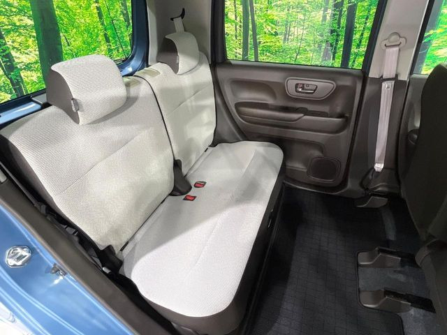 後部座席も気になるようなキズ・汚れやへたり等、大きなダメージはなく、良好な状態です。