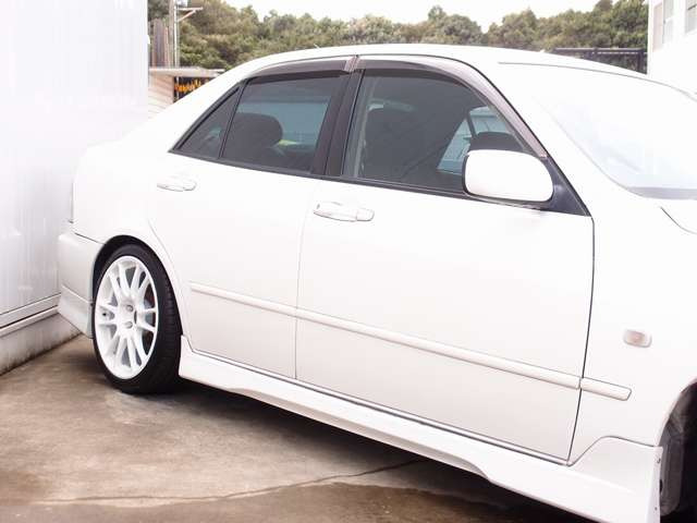 アルテッツァRS200Zエディションの入庫!人気の6MTモデルとなり、弊社入庫時にはタイヤ4本新品交換済!TEIN車高調、ファイナルスピード17AW、マフラーなどの高額パーツにタイミングベルトも交換済