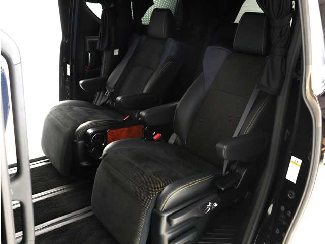 【オットマン付きセカンドシート】最大800mmのロングスライドシートとオットマン機能により足を楽々伸ばす事が可能です!また、ひじ掛けもありますので、快適なドライブをお楽しみいただけます!