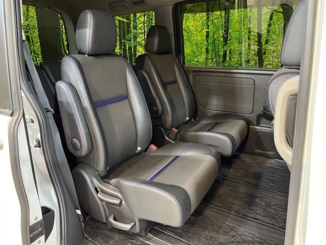 後部座席も気になるようなキズ・汚れやへたり等、大きなダメージはなく、良好な状態です。