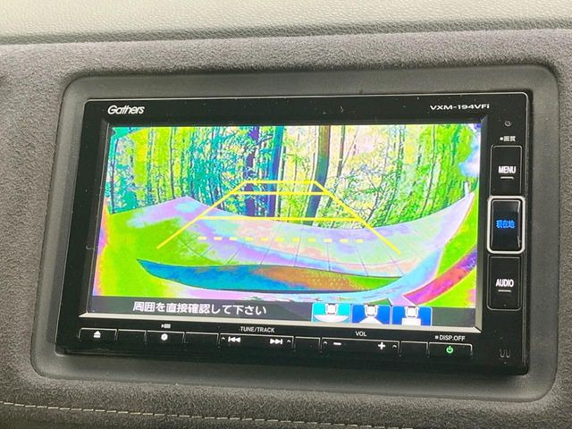 【バックカメラ】駐車時に後方がリアルタイム映像で確認できます。大型商業施設や立体駐車場での駐車時や、夜間のバック時に大活躍!運転スキルに関わらず、今や必須となった装備のひとつです!