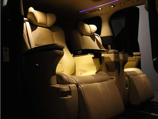 (☆プレミアムナッパ本革シート☆)なめらかでしっとりとした本革シート♪快適な温冷風シート機能、専用の読書灯、電動リクライニング、電動オットマン、格納テーブルと最上級グレード装備!