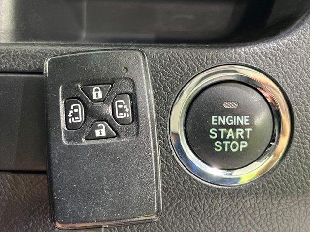 【キーレススタートシステム】カバンやポケットに入れたままでもドアの施錠・解錠が可能なスマートキーを装備。エンジンのオン・オフ時もカギを取り出す必要が無いからとっても便利です♪