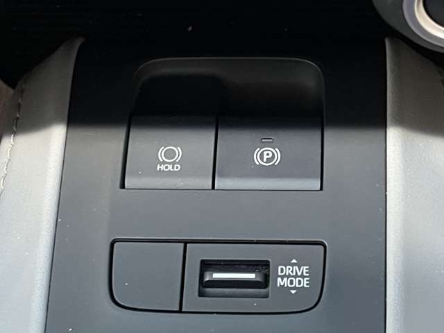 ブレーキを踏んで停車するとブレーキ状態が保持される便利なブレーキホールド付き!