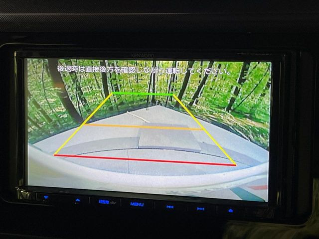 【バックカメラ】駐車時に後方がリアルタイム映像で確認できます。大型商業施設や立体駐車場での駐車時や、夜間のバック時に大活躍!運転スキルに関わらず、今や必須となった装備のひとつです!