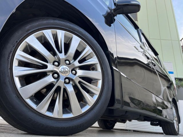 【純正18インチアルミホイール】外観にマッチした純正アルミホイールを装着しております。各種社外アルミホイールや、スタッドレスタイヤも取扱いしております。是非ご相談ください♪