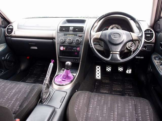 室内は綺麗にルームクリーニング済みとなります。たばこの嫌な臭いや芳香剤の臭いも御座いません。ご希望に応じてRECARO製などのスポーツシートに変更も可能です。お気軽にご相談下さいませ