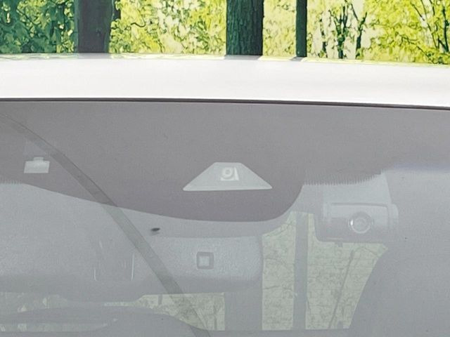 【ホンダセンシング】走行中に前方の車両等を認識し、衝突しそうな時は警報とブレーキで衝突回避と被害軽減をアシスト。より安全にドライブをお楽しみいただけます。