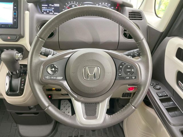 ステアリングも使用感が少なく、きれいな状態となっております♪