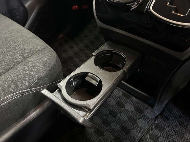専用ドリンクホルダー、アームレスト等の純正品、社外品取付も可能です!飲み物の置き場に困っている方はお気軽にお尋ねください!!