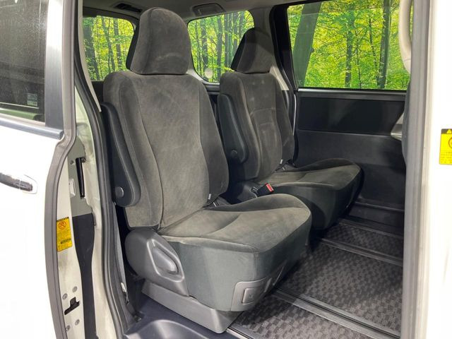 広々とした2列目シートは居住性が高く、居心地も快適!友達や家族とのお出かけにぴったりです。ベビーシートやチャイルドシート使用時も快適にお過ごしいただける十分な空間を確保しています。