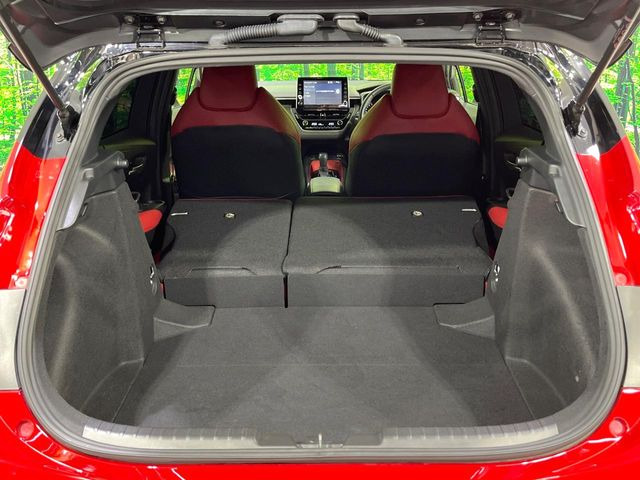 ���i�̂���������ʋ΁A���}���ɏ\���ȉ׎��X�y�[�X���m�ۂ��Ă���܂��B�Z�J���h�V�[�g��|���ƁA�傫�ȉו��̐ύڂ��\�ł���