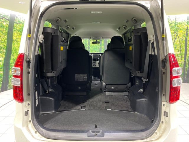 ラゲッジルームは、大容量のスペースを確保。普段のお買い物からレジャーまで、幅広く活躍してくれます!また、リアシートを倒すことでバリエーション豊かにお使いいただけます。