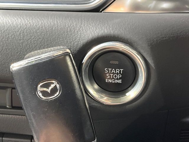 【アドバンストキー】カバンやポケットに入れたままでもドアの施錠・解錠が可能なスマートキーを装備。エンジンのオン・オフ時もカギを取り出す必要が無いからとっても便利です♪