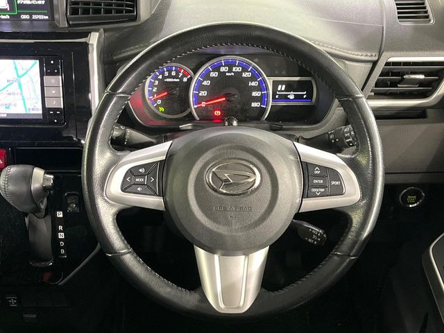 【クルーズコントロール】高速道路もラクラク走行。アクセルを離しても一定速度で走行ができ、長距離運転時の負担を軽減!加速・減速も簡単なスイッチ操作で調整できます。