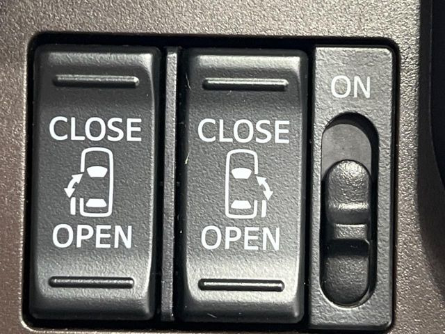 【両側パワースライドドア】スマートキーや運転席のスイッチで後席両側スライドドアの開閉が可能♪電動だから力を入れてドアを開ける必要が無く、小さなお子様でも簡単に開け閉めでき快適です♪