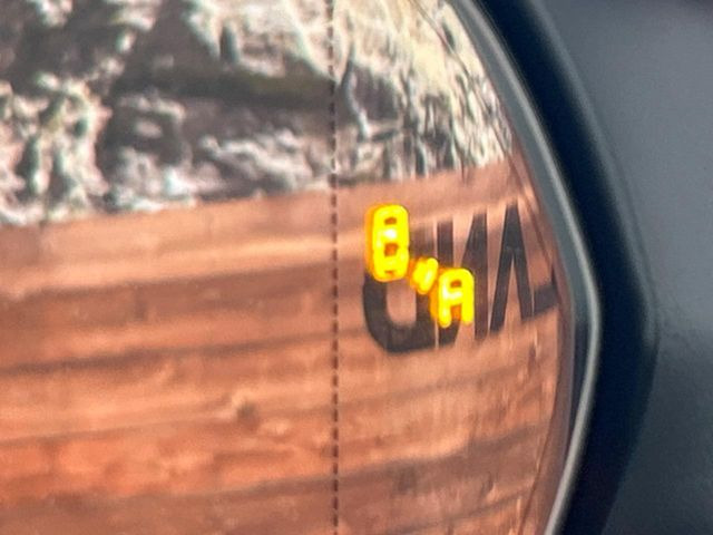 【ブラインドスポットモニター】走行中、ドアミラーの死角になりやすい箇所に後続車が接近するとサイドミラーのレンズに警告を表示!ドライバーに注意喚起をしてくれます。