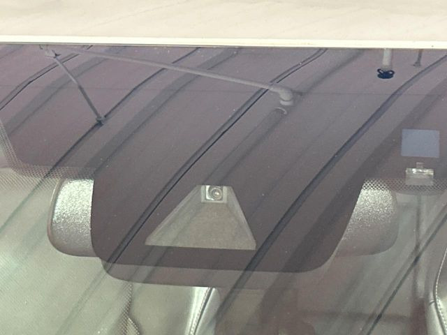 【プリクラッシュセーフティ】前方の車両等を検知し、衝突しそうな時は警報で注意を促し、ブレーキを踏む力をサポート。ブレーキを踏めなかった場合は衝突被害軽減ブレーキが作動、衝突回避をサポートします。