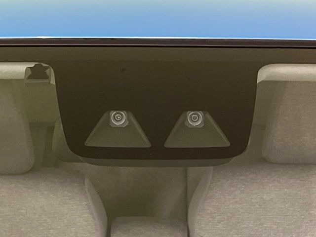 【スマートアシスト】走行中に前方の車両等を認識し、衝突しそうな時は警報とブレーキで衝突回避と被害軽減をアシスト。より安全にドライブをお楽しみいただけます。