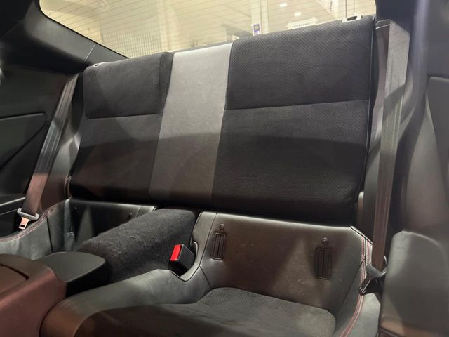 後部座席も気になるようなキズ・汚れやへたり等、大きなダメージはなく、良好な状態です。