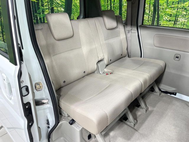 後部座席も気になるようなキズ・汚れやへたり等、大きなダメージはなく、良好な状態です。