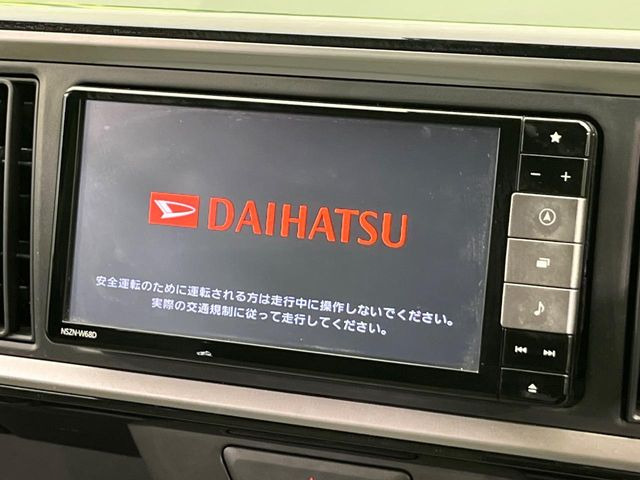 【純正ナビ】人気の純正ナビを装備。オーディオ機能も充実しており、Bluetooth接続すればお持ちのスマホやMP3プレイヤーの音楽を再生可能!毎日の運転がさらに楽しくなります!!