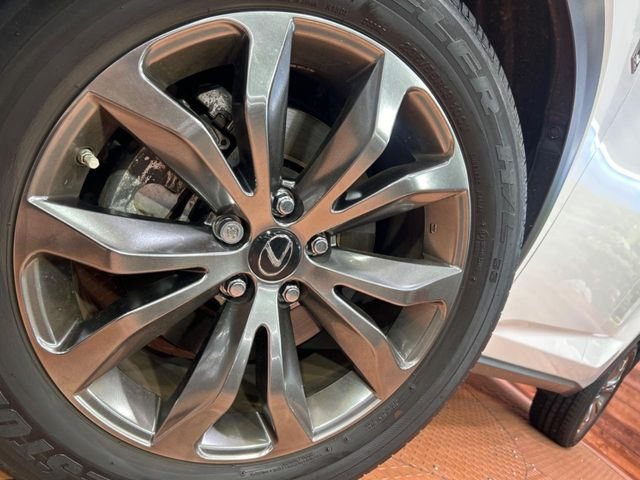 【純正18インチアルミホイール】外観にマッチした純正アルミホイールを装着しております。各種社外アルミホイールや、スタッドレスタイヤも取扱いしております。是非ご相談ください♪