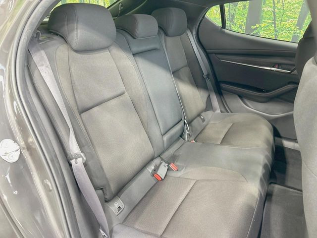 広々とした2列目シートは居住性が高く、居心地も快適!友達や家族とのお出かけにぴったりです。ベビーシートやチャイルドシート使用時も快適にお過ごしいただける十分な空間を確保しています。