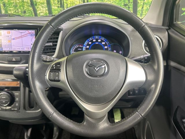 �C���e���A�ɍ��킹���f�U�C���̃X�e�A�����O�́A�^�]�������̂��Ƃ��l���A�^�]���₷���`��A�傫���ł��B�����x�A���ۂɐG���Ă��m���߂��������B