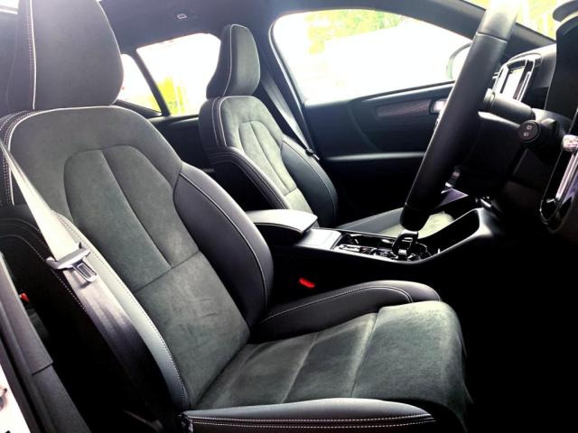 XC40ウルトラ B4 AWD ダークエディション 4WD