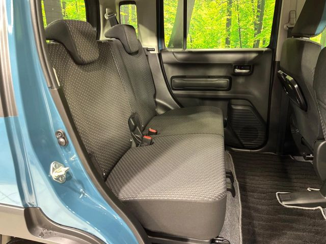 後部座席も気になるようなキズ・汚れやへたり等、大きなダメージはなく、良好な状態です。