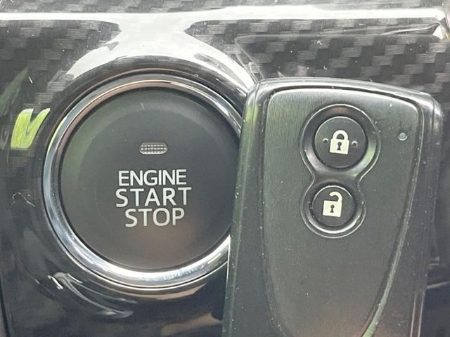 【キーフリーシステム】カバンやポケットに入れたままでもドアの施錠・解錠が可能なスマートキーを装備。エンジンのオン・オフ時もカギを取り出す必要が無いからとっても便利です♪