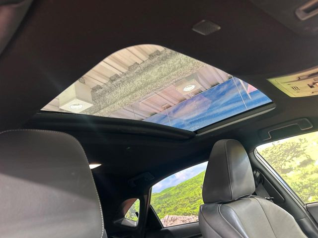 【サンルーフ】開放感たっぷりの希少装備、サンルーフが装着されています!車内に明かりを取り入れたり景色を楽しむ以外にも、車内の空気も簡単に換気できて快適です!