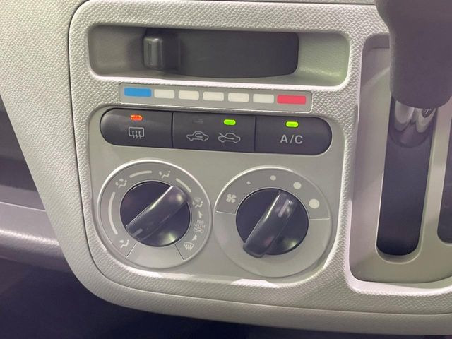 寒い冬も暑い夏も全席に快適な空調を届けてくれる、ダイヤル式エアコンを装備♪