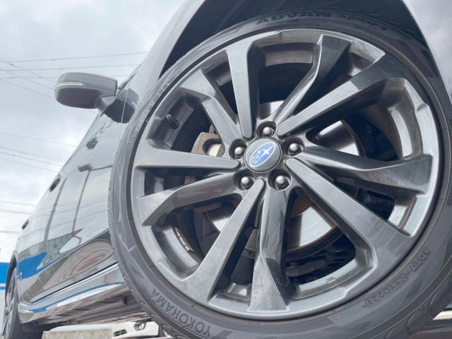 �y����18�C���`�A���~�z�C�[���z�O�ςɃ}�b�`���������A���~�z�C�[���𑕒����Ă���܂��B�e��ЊO�A���~�z�C�[����A�X�^�b�h���X�^�C�����戵�����Ă���܂��B���񂲑��k����������