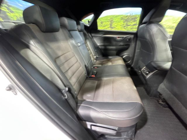 後部座席も気になるようなキズ・汚れやへたり等、大きなダメージはなく、良好な状態です。