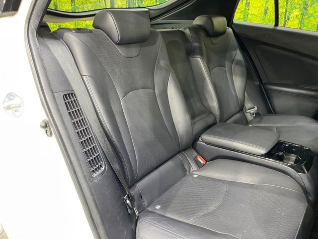 後部座席も気になるようなキズ・汚れやへたり等、大きなダメージはなく、良好な状態です。